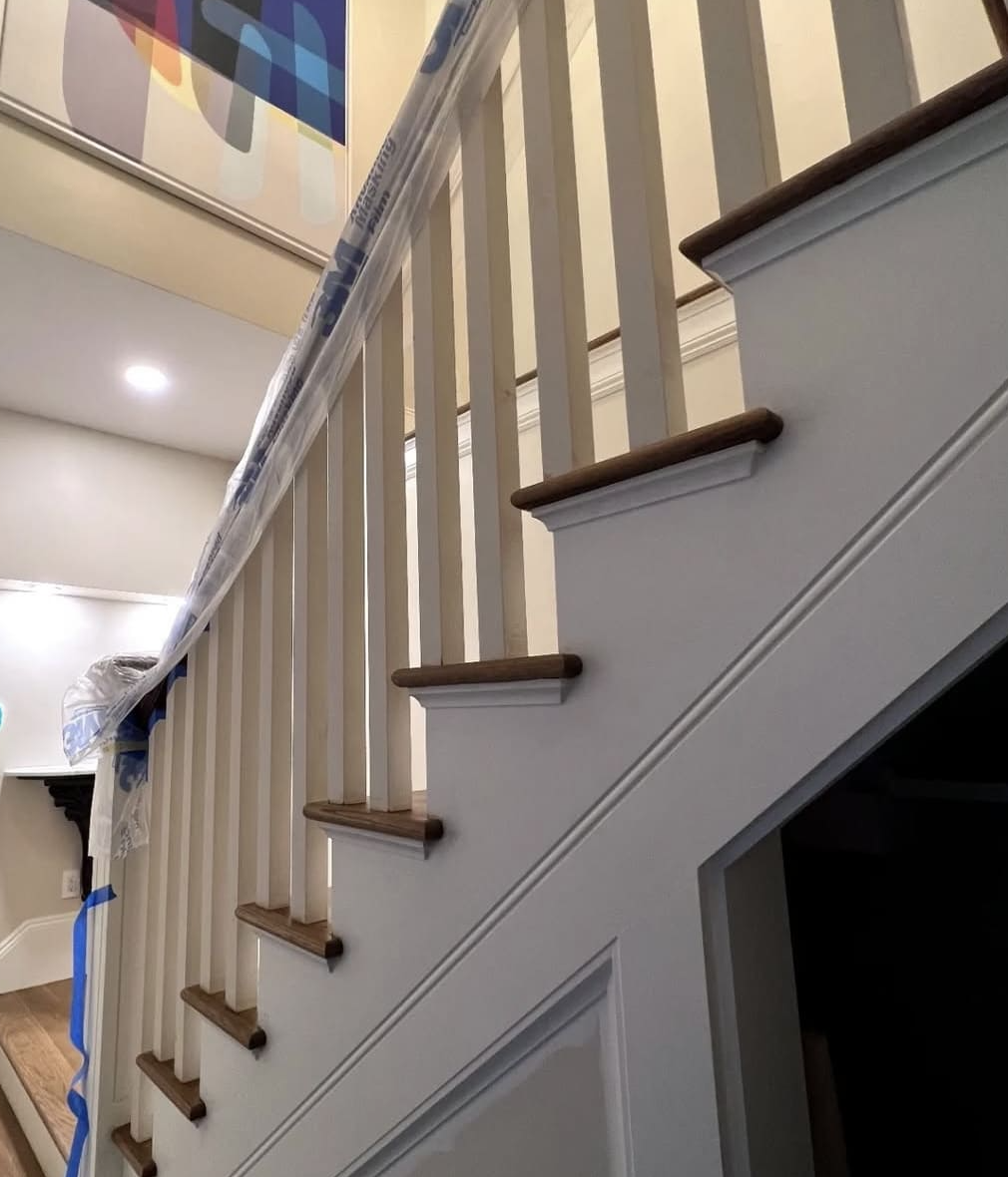 Finish carpentry staircase with oak treads and balusters